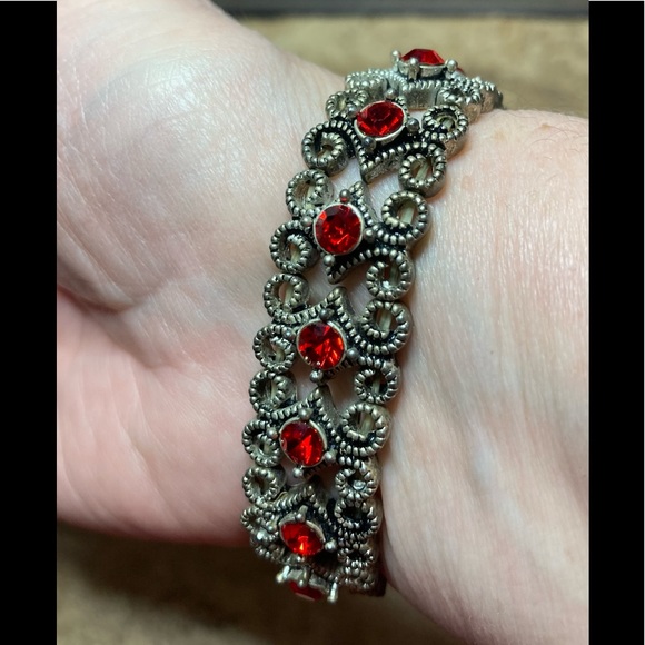 Beautiful Vintage Stretch Bracelet - Picture 7 of 7